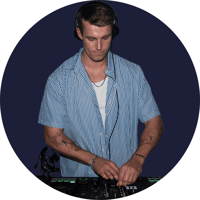 Laust Skrudland bag DJ pulten