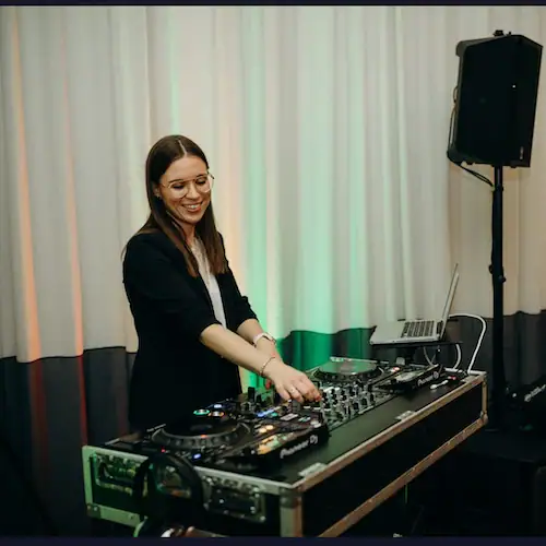 Billede af Daniella Thrane Jørgensen (aka. DJ Danni Dee) der står bag en pult og DJ'er